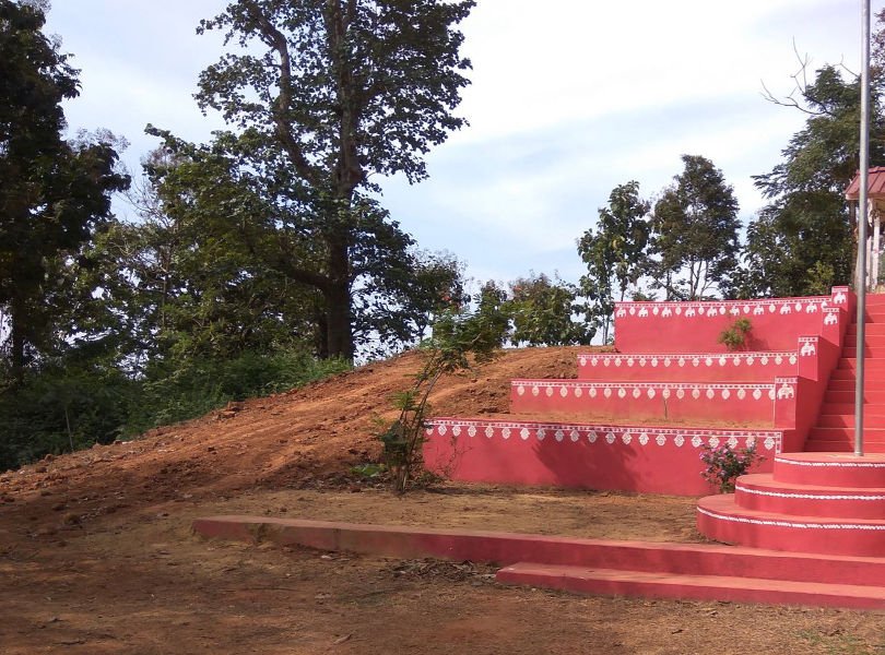 A mound with the remains of a large stupa. A new structure came above that reently.